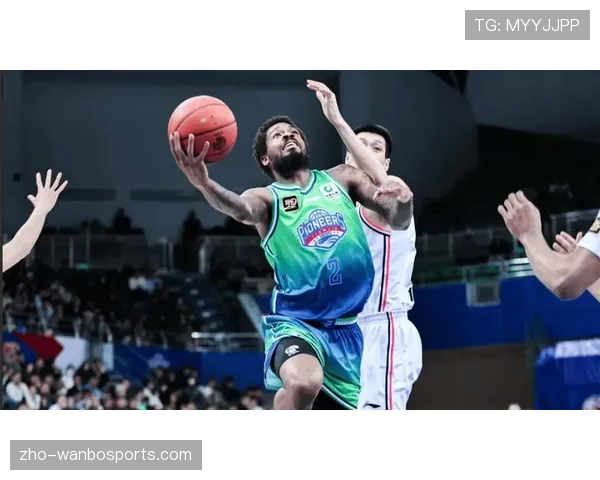 广东张皓嘉第四节底角三分爆发 成功防守限制深圳外援扣篮